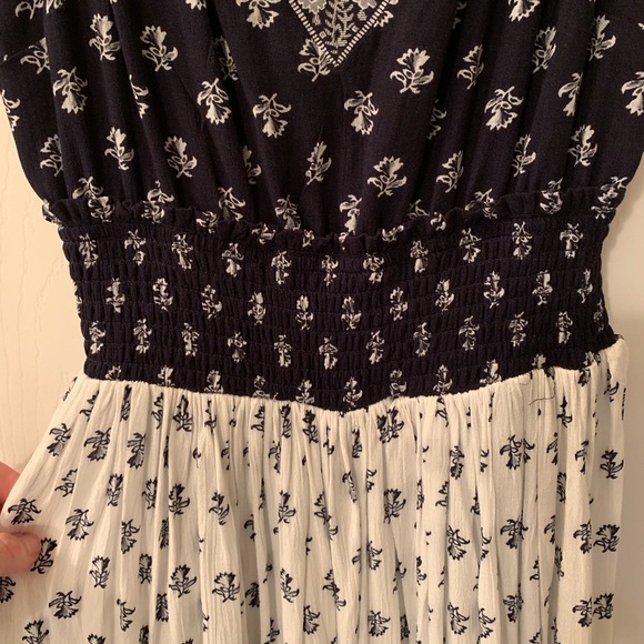 Adorable NWT blue/white dress - Picture 3 of 5